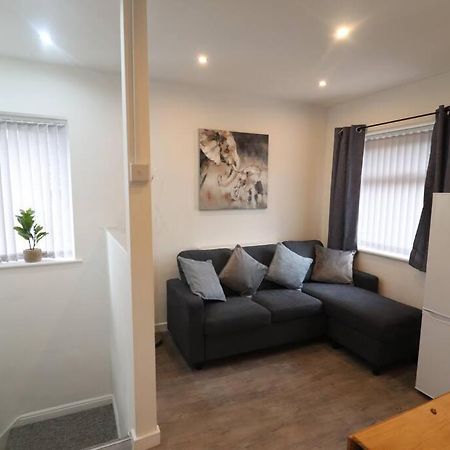 Cosy Two Bedroom First Floor Apartment Бирмингем Экстерьер фото