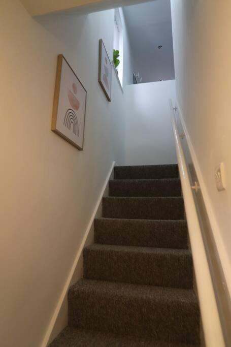 Cosy Two Bedroom First Floor Apartment Бирмингем Экстерьер фото