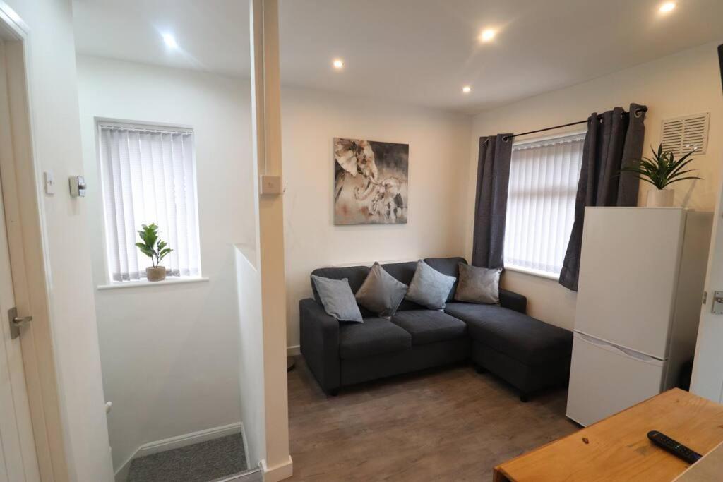 Cosy Two Bedroom First Floor Apartment Бирмингем Экстерьер фото