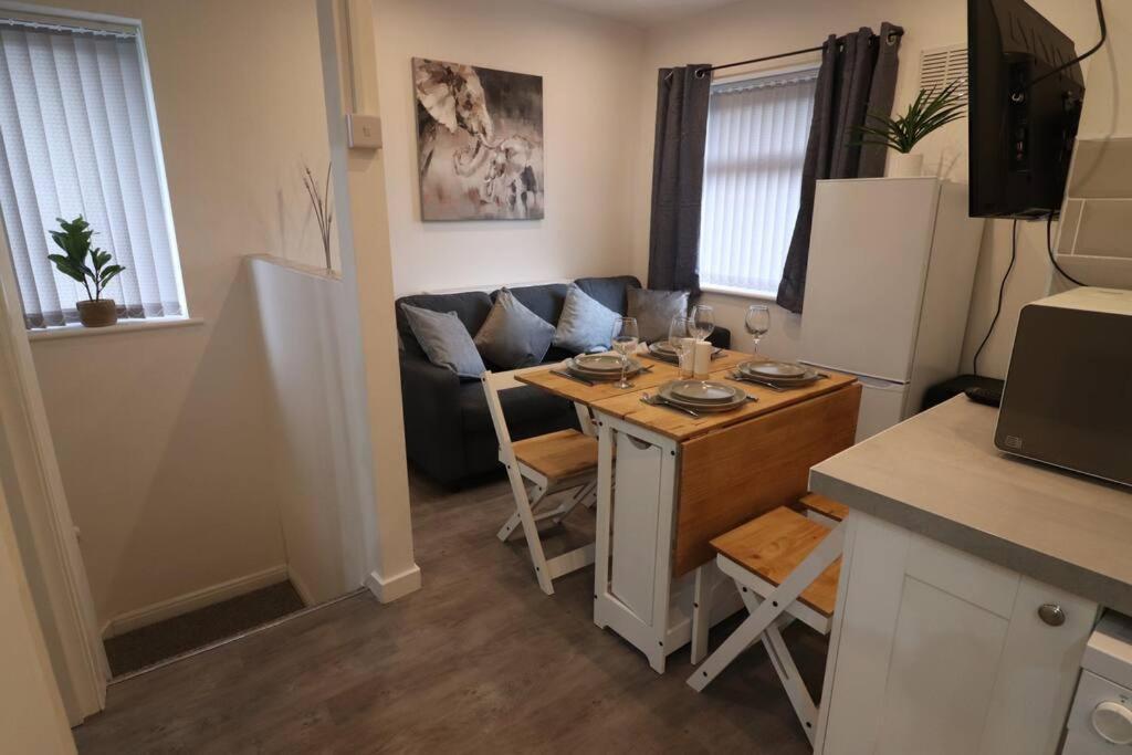 Cosy Two Bedroom First Floor Apartment Бирмингем Экстерьер фото
